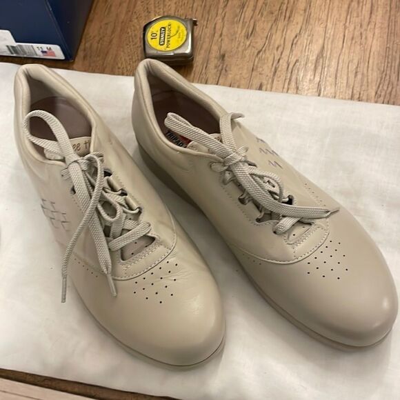 SAS CREAM COLORED SNEAKERS.  NEW - Picture 2 of 9